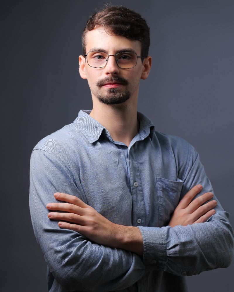 Vinícius Bobek, nutricionista, de camisa azul e braços cruzados
